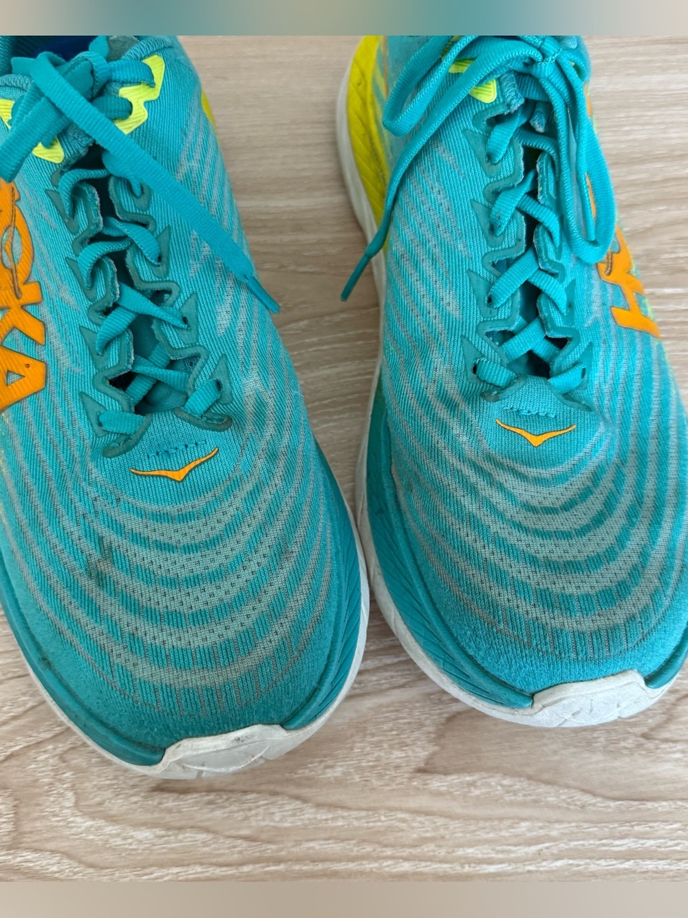 Hoka Women’s 10 B Mach 5 Sneakers Ceramic Teal Blue Yellow Workout Active - Picture 2 of 8